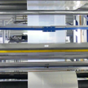 Folienextrusion mit laufender Bahn