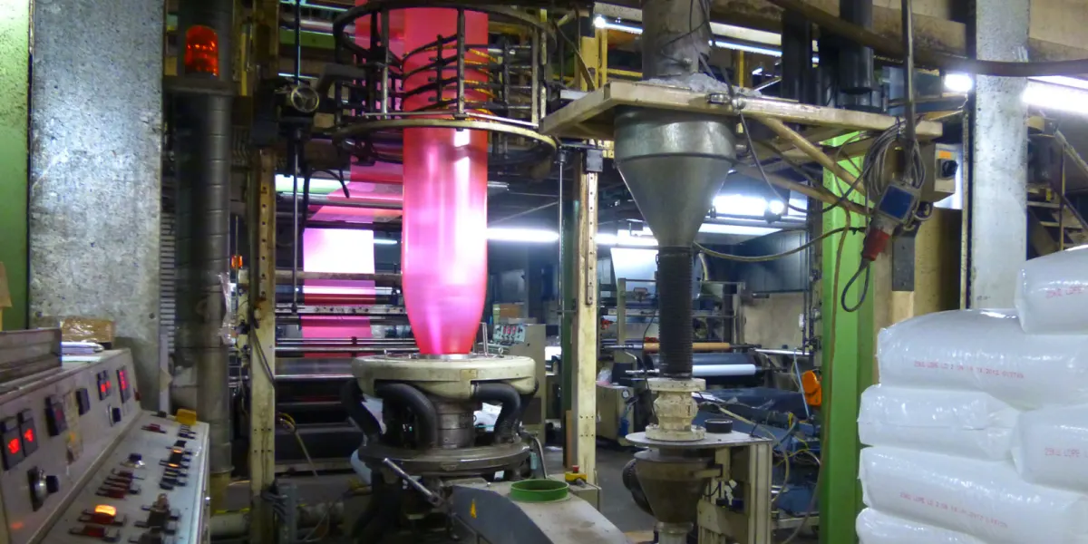 Blasfolienextruder mit eingefärbter Schlauchfolie